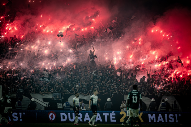 torcida do corinthians fazendo festa durante 6r